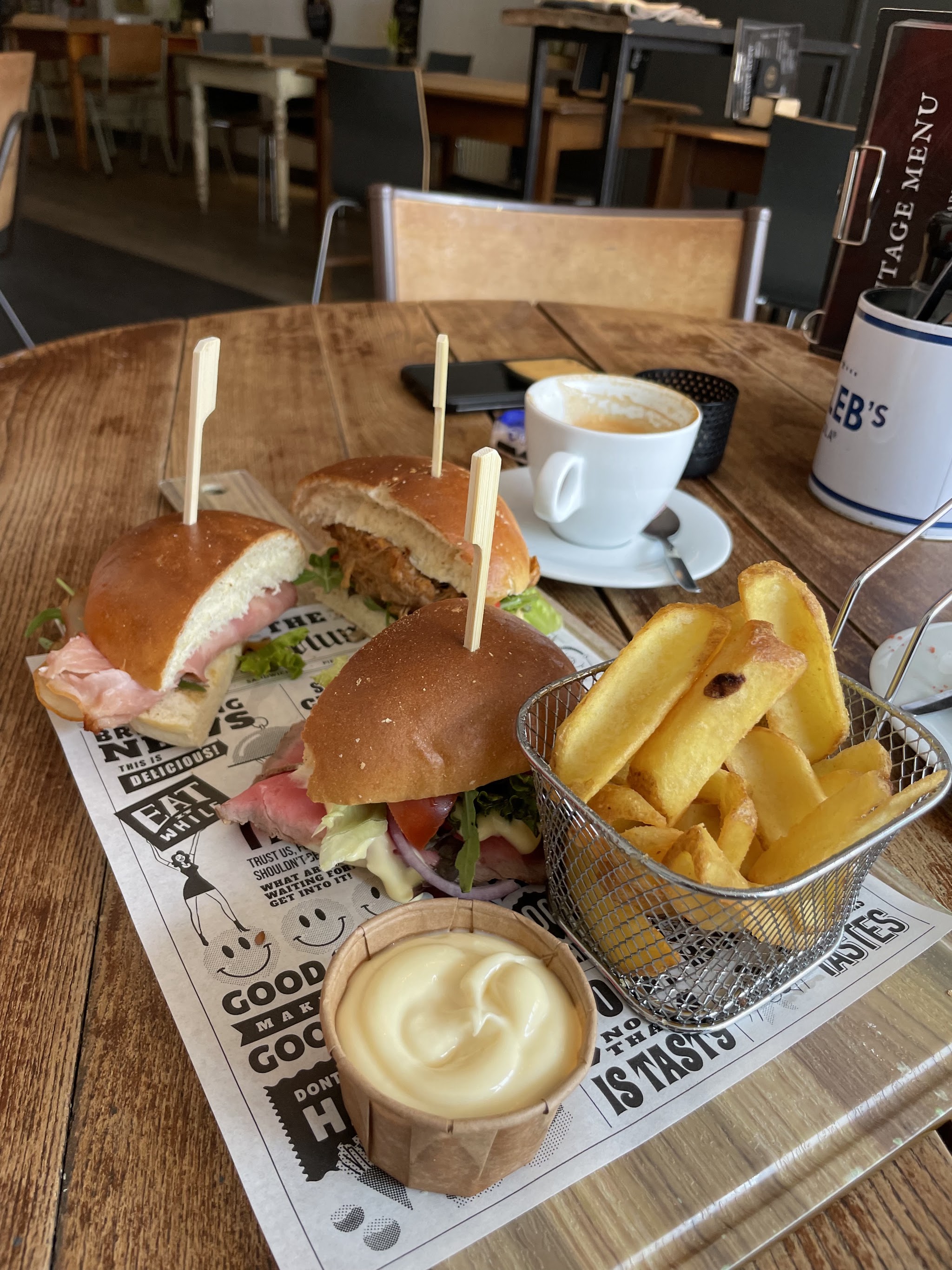 Een broodje, friet en koffie bij Vintage Coffee