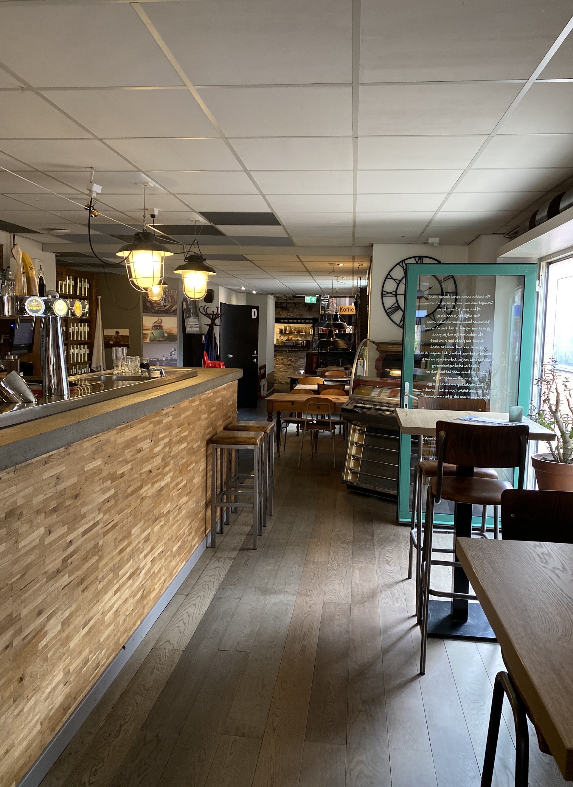 Het interieur van Vintage Coffee met houten bar, hoge stoelen en tafels