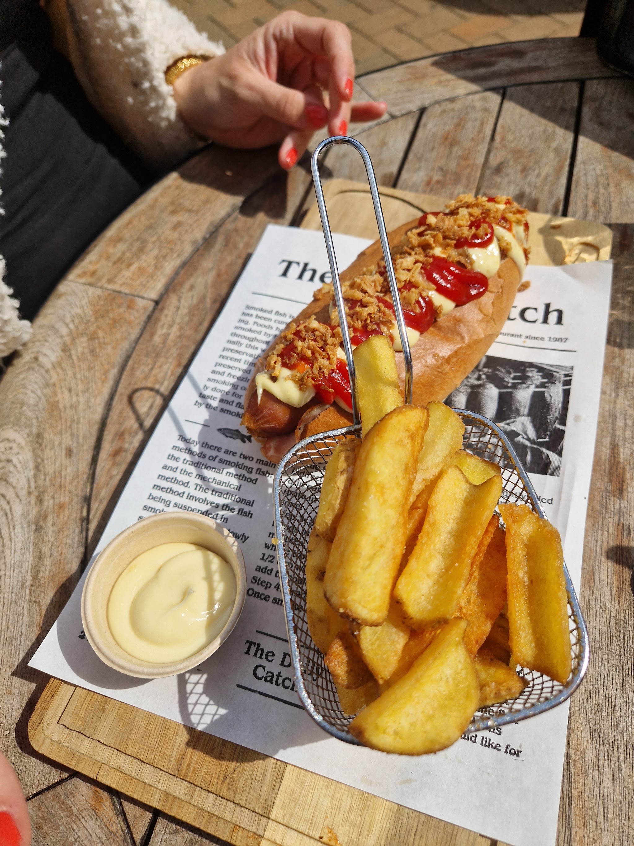 Een lunchgerecht met friet op het terras van Vintage Coffee